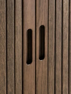 LYNGVIGAparador LYNGVIG 120cm 2 puertas persiana roble oscuro