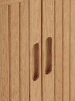 LYNGVIGMesita de noche LYNGVIG 2 puertas persiana roble natural