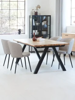 SANDBY + RISSKOVMesa SANDBY L210 roble natural + 4 sillas RISSKOV gris claro